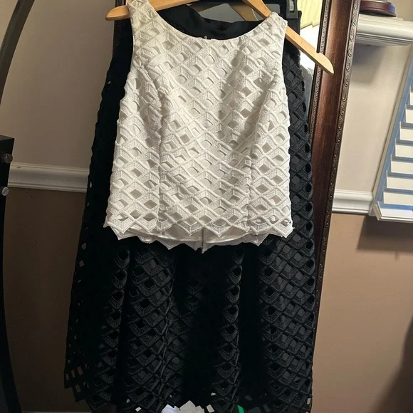 Elegant White Sleeveless Top - Picture 6 of 6